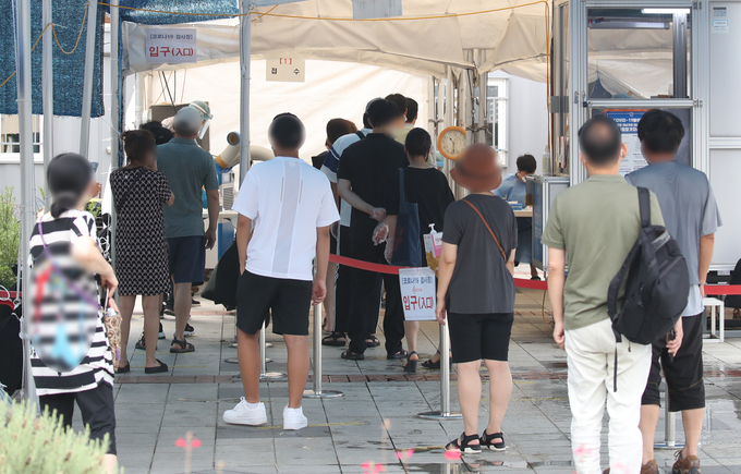  10일 서울 구로구 구로역 광장 임시 선별검사소에서 시민들이 검사를 받기 위해 줄을 서 있다. (사진=연합뉴스)