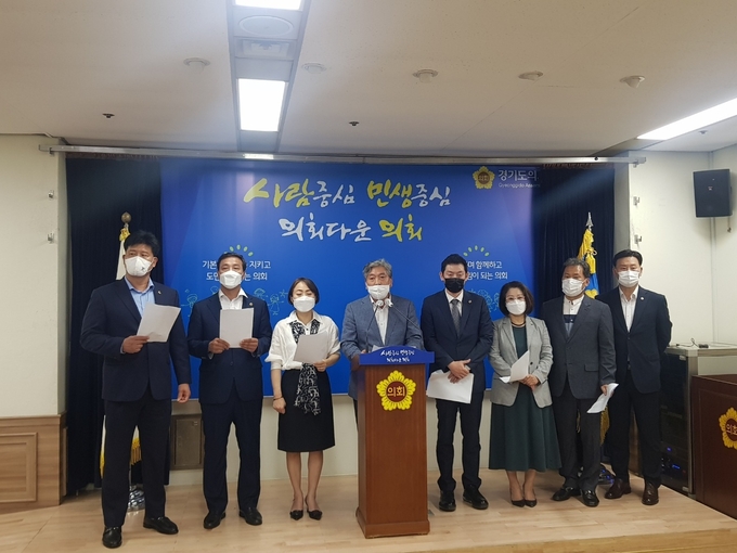 경기도의회 송한준 전 의장(가운데) 등이 논의도, 협의도 없는 전 도민 재난지원금 100% 지급 찬성을 두고 도의회 더민주 대표단의 공개적인 사과를 요구하고 있다(사진=경기도의회 제공)