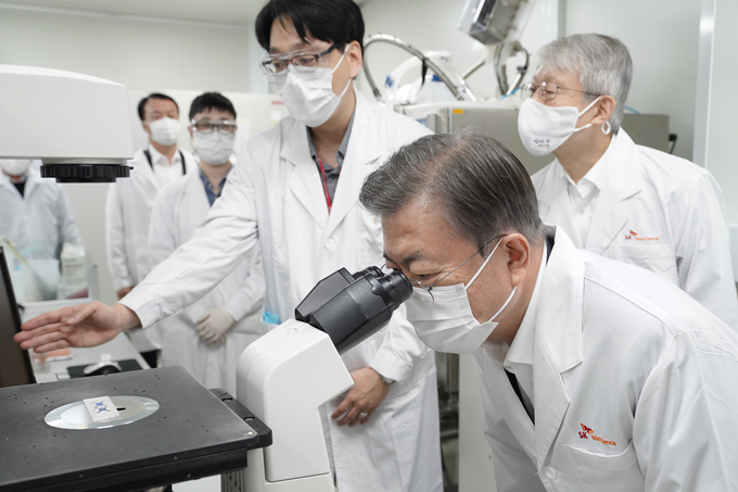 지난해 10월 경기 성남의 SK바이오시언스를 방문, 세포배양실에서 현미경을 보는 문 대통령. (사진=연합뉴스 제공/자료사진)