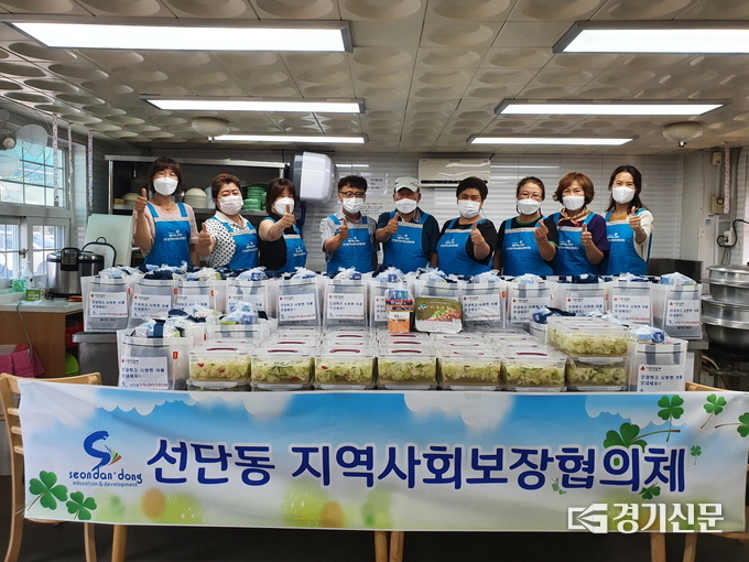 포천시 선단동지역사회보장협의체는 어려움에 처한 저소득 가구에게 여름물품 꾸러미를 전달했다. (사진=포천시 제공)