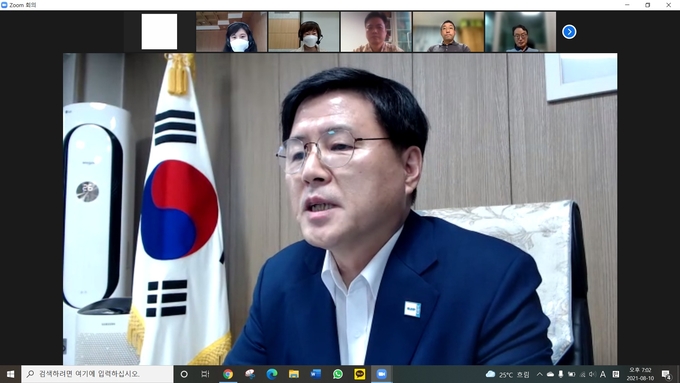 한대희 군포시장이 비대면으로 진행된 송부동 주민자치회 위원 위촉식에서 인사말을 하고 있다. (사진=군포시 제공)