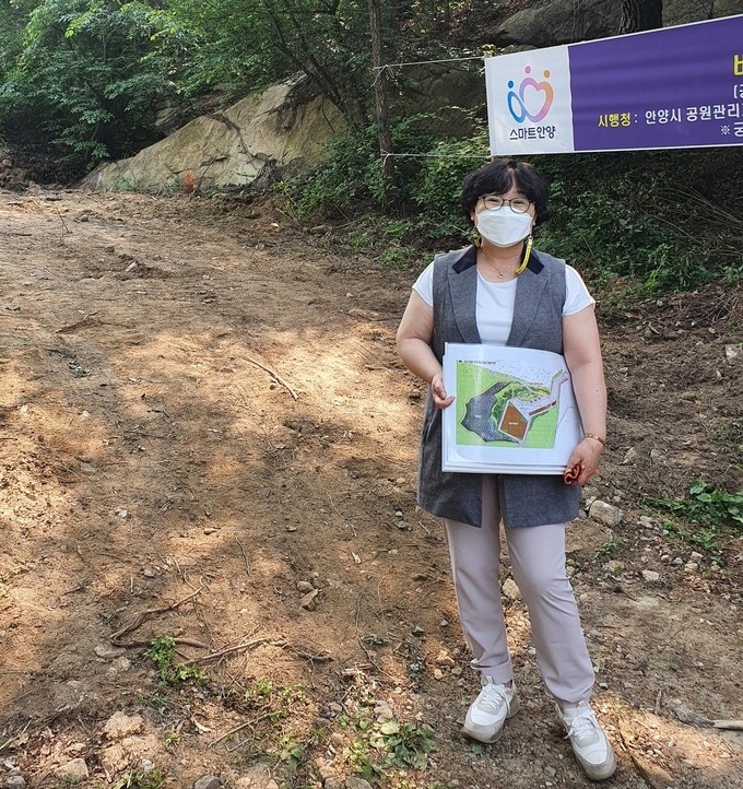 안양시의회 정덕남 의원이 비봉산 힐링공원 조성사업 현장을 점검하고 있다. (사진=안양시의회 제공)