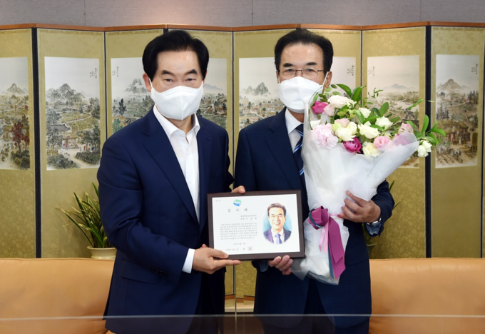 안병용 의정부시장(사진 왼쪽)과 이성희 농협중앙회장이 나란히 기념촬영을 하고 있다. (사진=의정부시 제공)