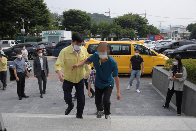 최용덕 동두천시장이 코로나19 장애인 백신접종센터를 점검하고 있다. (사진=동두천시 제공)