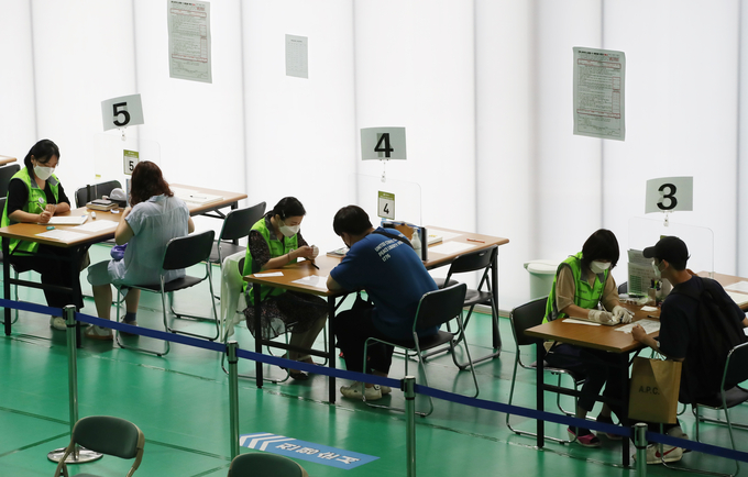 11일 오전 서울 서대문구 북아현문화체육센터에 마련된 예방접종센터에서 시민들이 예진표를 작성하고 있다. (사진=연합뉴스)