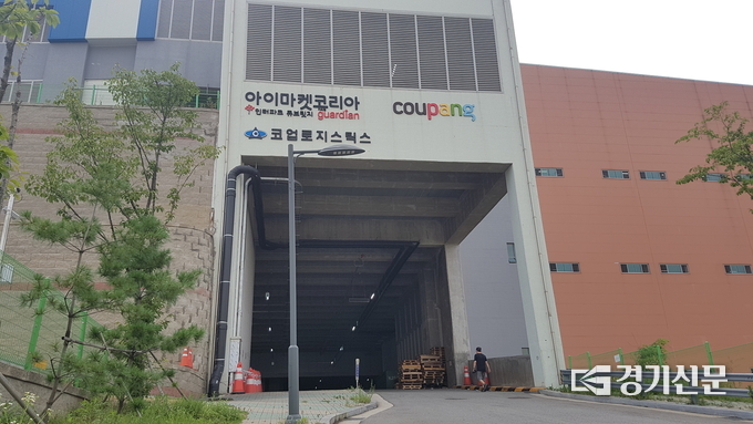 경기 화성시 신동 동탄물류단지 내 쿠팡 동탄물류센터의 컨테이너 트럭 출입구. (사진=현지용 기자)