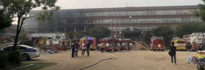 11일 오후 인천 남동구 구월서초등학교에서 불이 나 신고를 받고 출동한 소방당국이 불을 끄고 있다. ( 사진 = 정민교 기자 )