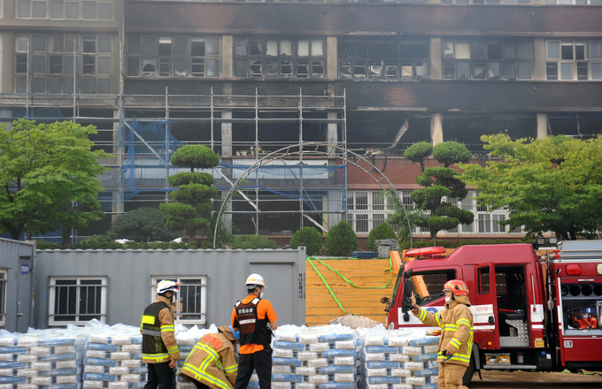 11일 오후 소방당국이 인천시 남동구 구월서초등학교에서 불을 모두 끄고 화재 원인을 조사하고 있다.( 사진 = 이재민 기자 )
