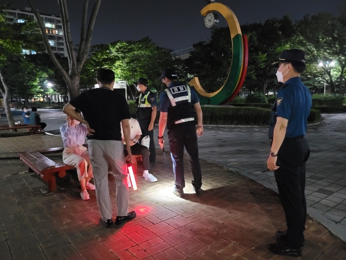 군포시 공무원과 군포경찰서 경찰관들이 합동으로 중앙공원에서 야간음주금지 등을 지도·단속하고 있다. (사진=군포시 제공)