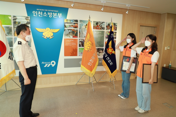 이일 인천소방본부장이 표창을 받은 대학생 전문의용소방대원들로부터 경례를 받고 있다. ( 사진 = 인천소방본부 제공 )