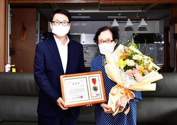 최종환 파주시장이 지난 11일 고 한이윤 지사 부인 이정미 여사를 찾아가 표창장을 건네고 고마움을 전하고 위로했다. (사진=파주시 제공)