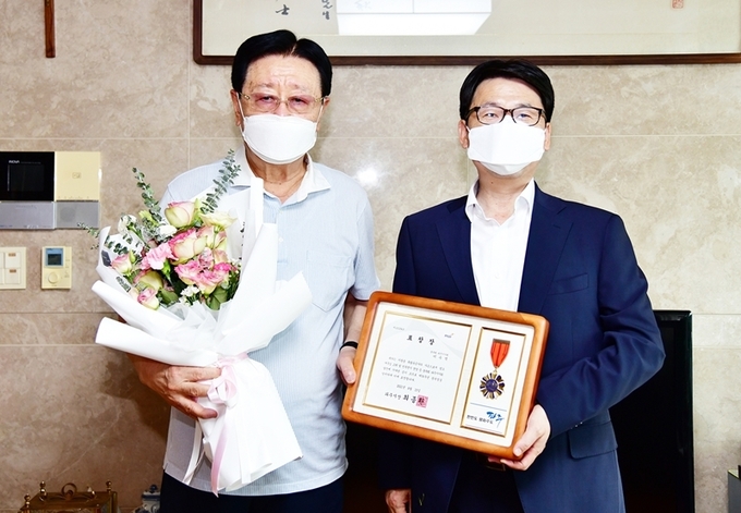 최종환 파주시장이 지난 11일 고 이동운 의사 손자 이우석 선생을 찾아가 표창장을 건네며 고마움과 위로의 마음을 전했다. (사진=파주시 제공)