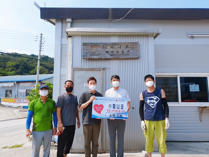 남양주 가구업체 ㈜퍼니코가 지난 11일 지역 내 취약계층을 위한 소파 21조를 남양주시복지재단에 후원했다. (사진=남양주시 제공)