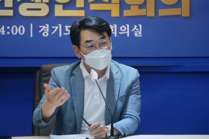 더불어민주당 경기도당에서 기자간담회 중인 박용진 대선 경선 후보 (사진 = 박용진 의원실 제공)