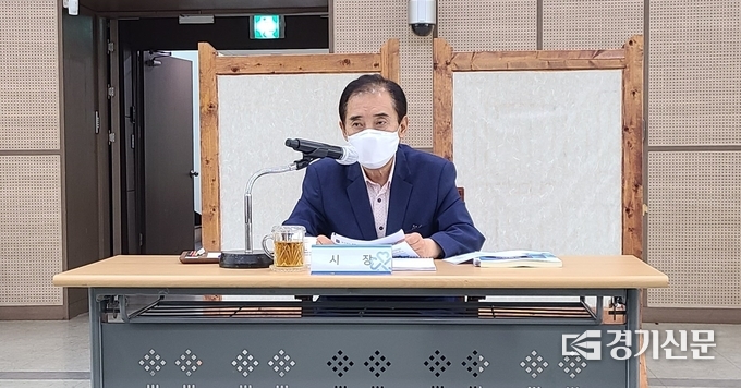 보고회에서 박윤국 포천시장이 지시 사항 전달 및 당부의 말씀을 하고 있다. (사진=문석완 기자)
