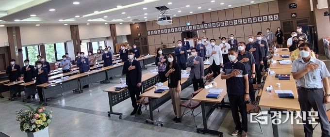 보고회 참석자들이 국민의례를 하고 있다. (사진=문석완 기자)