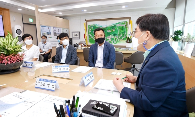 광주시가 찾아가는 주민자치 컨설팅 시작에 앞서 신동헌 시장과 하경환 행정안전부 주민자치과장, 김승호 행정안전부 주민자치회 전문 컨설턴트와 함께 주민자치회 활성화 방안에 대안 애기를 나누고 있다. (사진=광주시 제공)