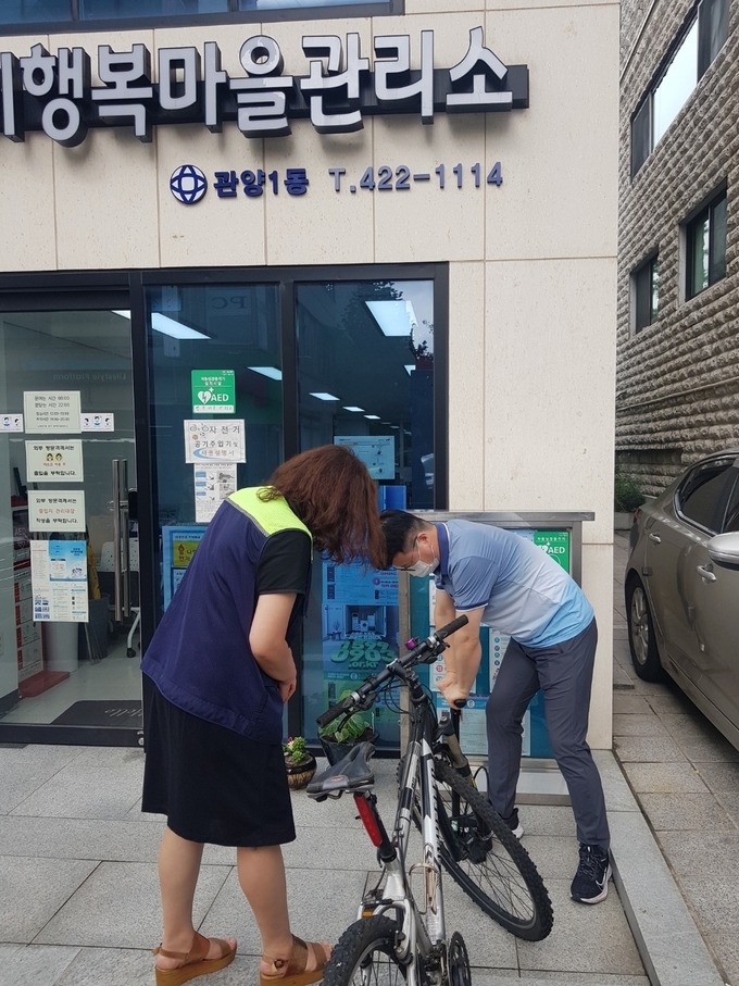 안양시 관양동 행복마을 관리소에서 자전거 바퀴에 바람넣기 봉사를 하고 있다. (사진=안양 관양동 행복마을관리소 제공)