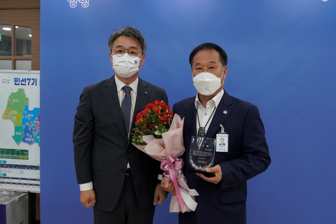 이석훈 경기도주식회사 대표이사(왼쪽)와 정동균 양평군수 (사진 = 경기도주식회사 제공)