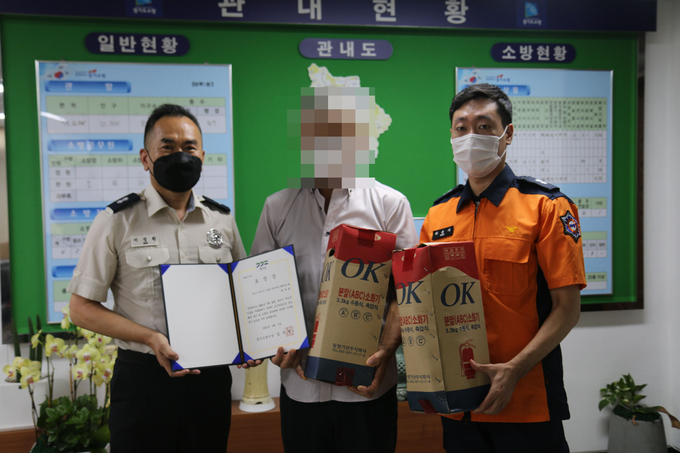 주택용 소화기로 화재 피해를 막은 주민에게 표창장을 수여한 용인소방서. (사진=용인소방서 제공)