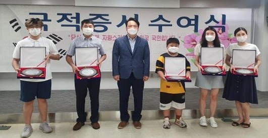 인천출입국외국인청에서 열린 국적수여식에서 독립유공자 후손들이 기념촬영을 하고 있다. ( 사진 = 인천출입국 제공 )