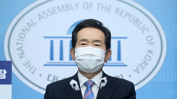 더불어민주당 대권주자인 정세균 전 국무총리가 12일 서울 여의도 국회 소통관에서 SK노믹스 '사람중심혁신성장' 정책을 발표하고 있다(사진=연합뉴스 제공)