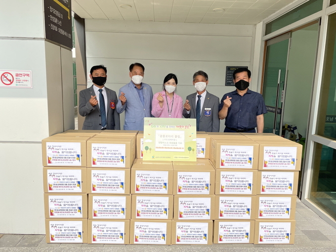 남양주 광릉로타리클럽이 진접·오남 지역 저소득 가구를 위해 덴탈마스크 6만 장을 남양주시복지재단 산하 북부희망케어센터를 통해 12일 기부했다. (사진=남양주시 제공)