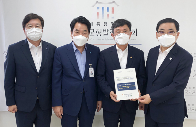 백군기 용인시장이 12일 염태영 수원시장, 허성문 창원시장과 안도걸 기획재정부 제2차관을 만나 특례시 사회복지급여 기본재산액 기준 고시 개정을 위해 예산 지원을 요청하는 건의문을 전달했다. (사진=용인시 제공)