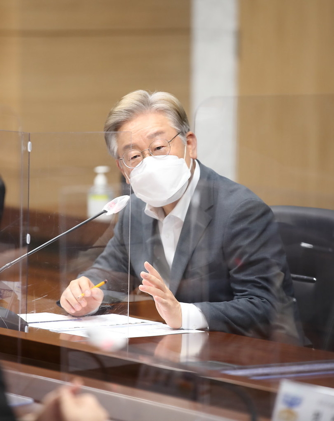 12일 오후 파주시 운정행복센터 소재 경기도아동돌봄파주센터에서 열린 간담회에서 이재명 경기도지사가 인사말을 하고 있다. (사진= 경기도 제공)