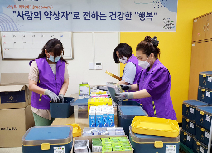 옹진군 자원봉사센터 관계자들이 사랑의 약상자를 포장하고 있다. ( 사진 = 옹진군 제공 )