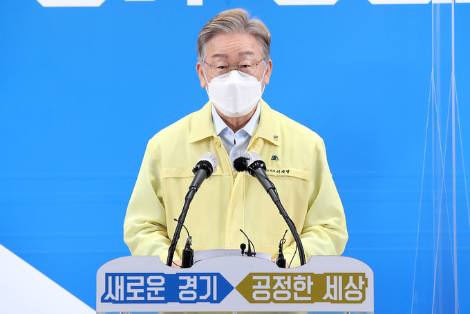 13일 오전 경기도청 브리핑룸에서 이재명 경기도지사가 온라인 브리핑 방식으로 전 도민 제3차 재난기본소득 지급 발표를 하고 있다. (사진= 경기도 제공)