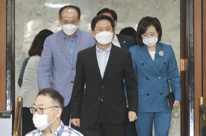 국민의힘 김기현 원내대표(가운데), 추경호 원내수석부대표, 전주혜 원내대변인 등이 13일 서울 여의도 국회에서 열린 원내대책회의에 입장하고 있다. 사진= 연합뉴스 