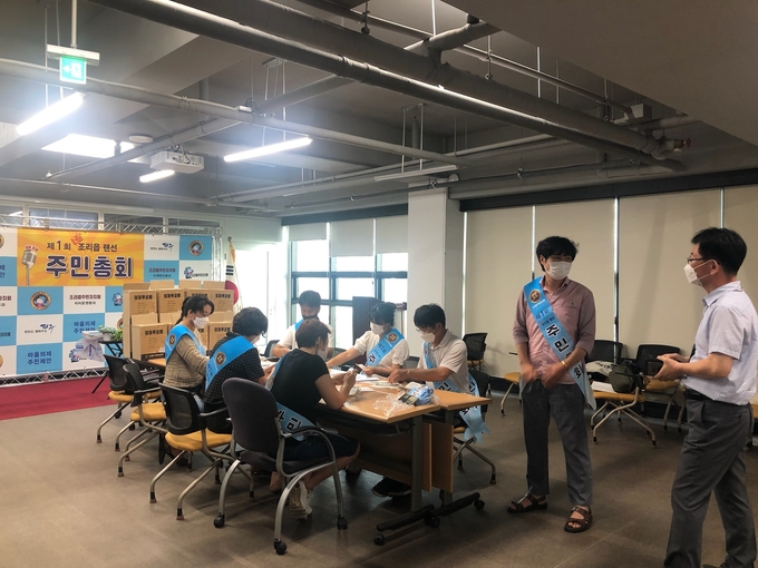 파주시 조리읍 제1회 주민총회의 마을 안건에 대한 주민의견 개표가 실시되고 있다. (사진=파주시제공)