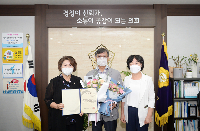 파주시의회는 이달의 칭찬공무원으로 스마트농업과 김종운 팀장을 선정하고 표창했다. (사진=파주시의회 제공)