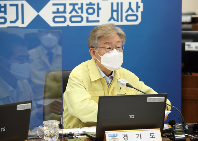 13일 오전 경기도청 재난상황실에서 이재명 경기도지사와 이용철 행정1부지사를 비롯한 관련 실·국장들이 참석한 가운데 국무총리 주재 중앙재난안전대책본부 (영상)회의가 열리고 있다. (사진= 경기도 제공)