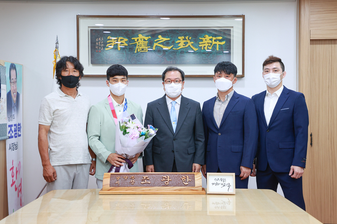 남양주시는 13일 ‘2020 도쿄올림픽’유도종목(남자 -66㎏ 이하급)에서 동메달 획득의 쾌거를 거둔 남양주시청 소속 안바울 선수에게 격려금을 전달하고 그간의 노고를 치하했다. (사진=남양주시 제공)