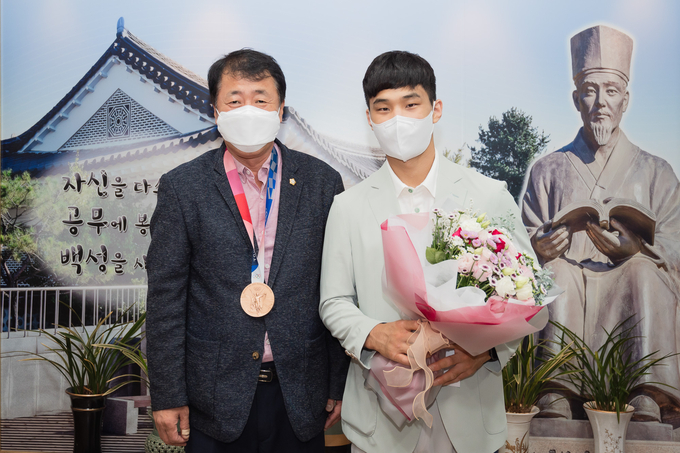 남양주시의회는 13일 도쿄올림픽 유도 종목 동메달리스트 안바울 선수를 초청해 메달 획득을 격려하는 자리를 가졌다. (사진=남양주시의회 제공)
