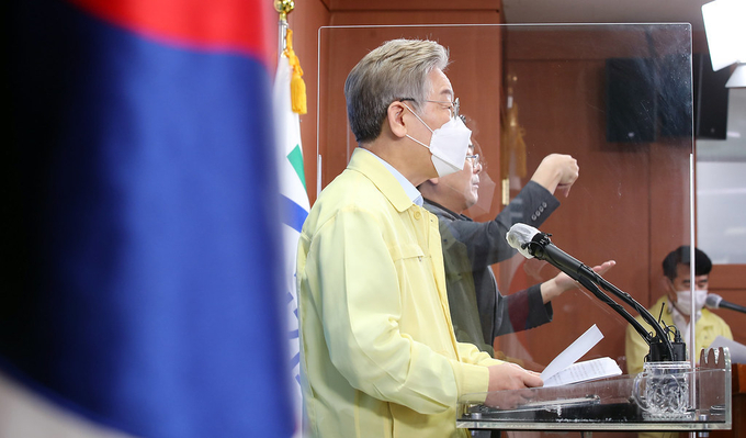 13일 오전 경기도청 브리핑룸에서 이재명 경기도지사가 온라인 브리핑 방식으로 전 도민 제3차 재난기본소득 지급 발표를 하고 있다. (사진= 경기도 제공)