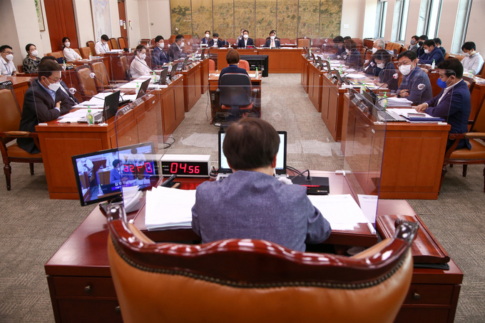 8월 10일 국회에서 열린 문화체육관광위원회 전체회의에서 의원들이 허위·조작 보도에 대한 징벌적 손해배상 적용을 골자로 하는 언론중재법 개정안을 심의하고 있다. (사진=연합뉴스/자료사진)