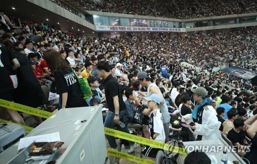 호날두 안 나오자 자리 뜨는 관중 (사진=연합뉴스/자료사진)