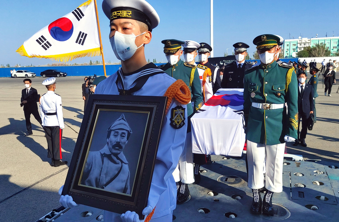  홍범도 장군 유해가 15일 한국으로 봉환되기 위해 카자흐스탄 크즐오르다 공항에서 국군의장대에 의해 특별수송기(KC-330)에 모셔지고 있다. 홍 장군의 유해는 전날 크즐오르다에 있는 묘역에서 수습돼 소관에 담아 카자흐스탄 국기로 관포 후 현지 병원에 임시 안치했다가 이날 대관으로 옮겨져 태극기로 관포돼 특별수송기에 모셔졌다. (사진=연합뉴스)