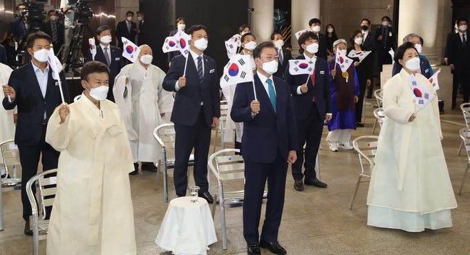 문재인 대통령과 김정숙 여사가 15일 서울 중구 문화역서울284에서 열린 제76주년 광복절 경축식에서 참석자들과 함께 광복절 노래를 제창하고 있다. (사진=연합뉴스)