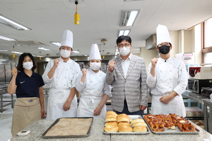 도성훈 교육감이 전국기능경기 출전 선수들 및 지도교사와 함께 파이팅을 외치고 있다. ( 사진 = 인천교육청 제공 )