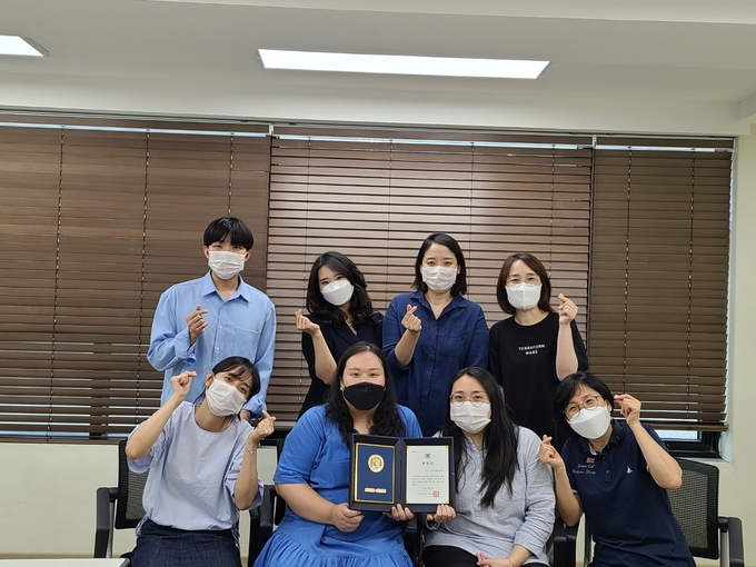 시흥시여자단기청소년쉼터 관계자들이 수상한 경기도지사표창을 들고 기념촬영을 하고 있다. (사진=시흥시 제공)
