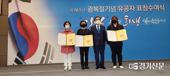 표창장 수상자들이 기념촬영하고 있다. (사진=문석완 기자)