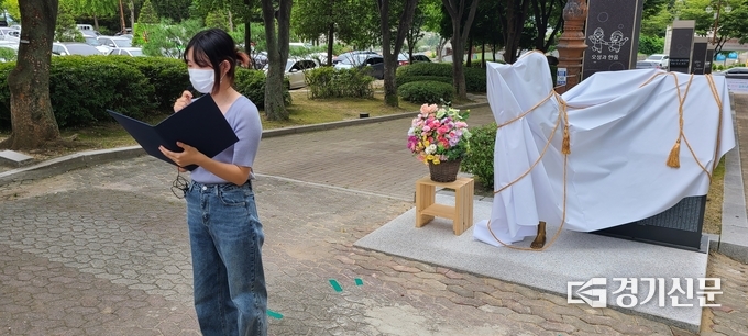 동두천외고 2학년 이진희 학생은 학생대표로 헌시 낭독을 하고 있다. (사진=문석완 기자)