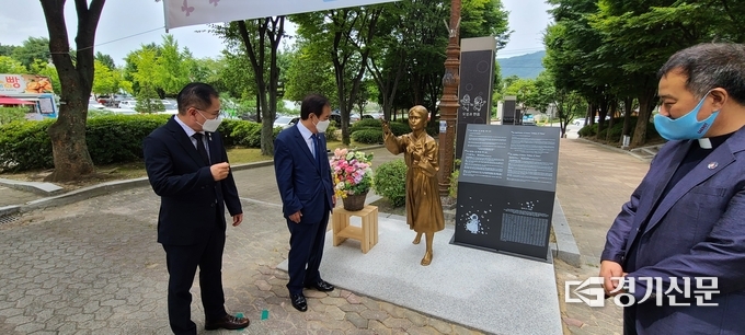 제막식이 끝난 후 박윤국 시장 등 참석자들이 소녀상을 바라보고 있다. (사진=문석완 기자)