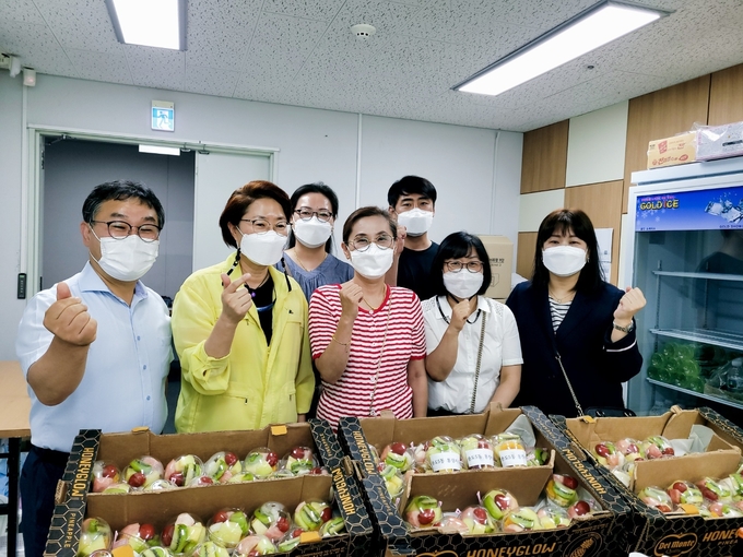 선학예방접종센터에 컵 과일을 전달한 연수구 송도5동 통장자율회 회원들. ( 사진 = 연수구 제공 )