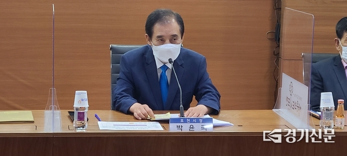 '포천산정호수 명성산 억새꽃 축제 집행위원회'에서 박윤국 포천시장이 당부의 말씀을 하고 있다. (사진= 문석완 기자)