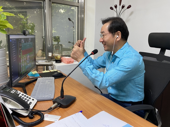 인천청년연구회가 개설한 청년문제 솔루션 간담회에 첫 게스트로 초대된 유정복 전 인천시장. ( 사진 = 인천청년연구회 제공 )